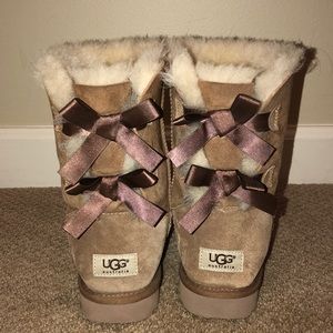 BAILEY BOW UGGS SIZE 8